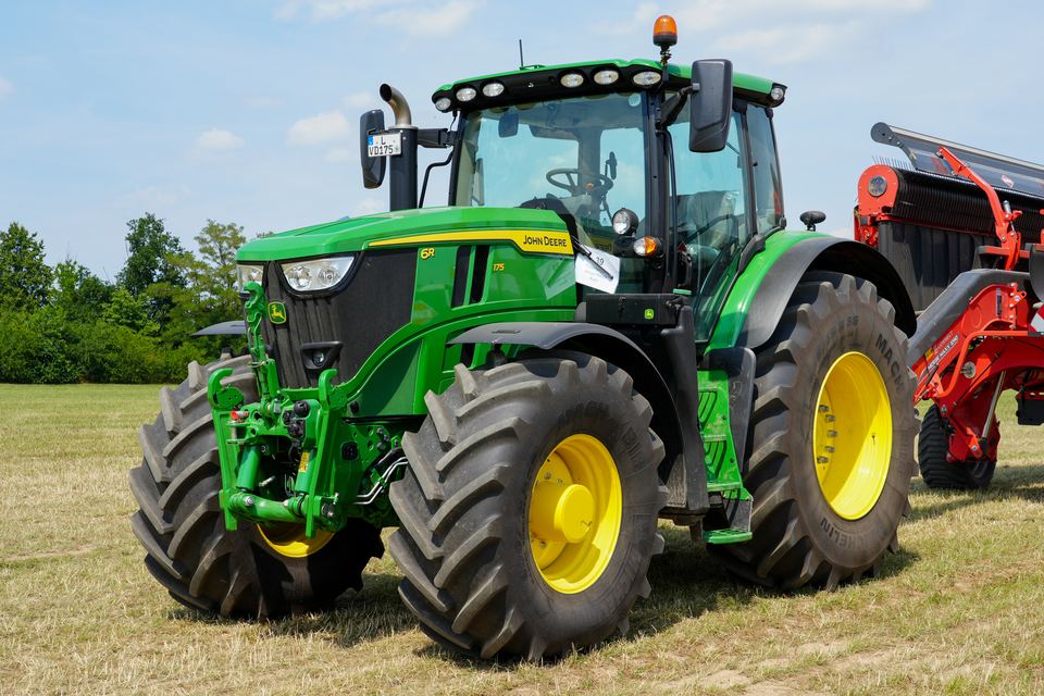 2025 John Deere 6R 250